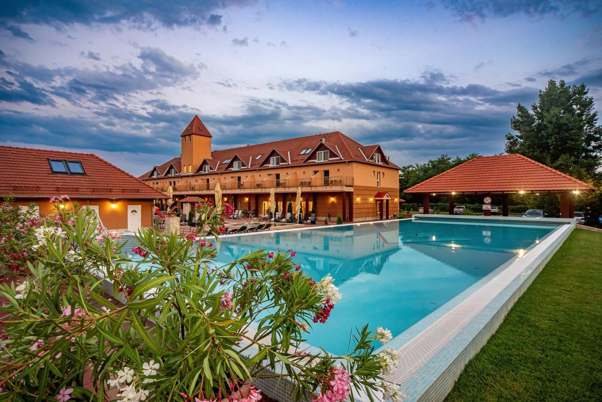 Tapioszecso Termal Hotel Vesta מראה חיצוני תמונה