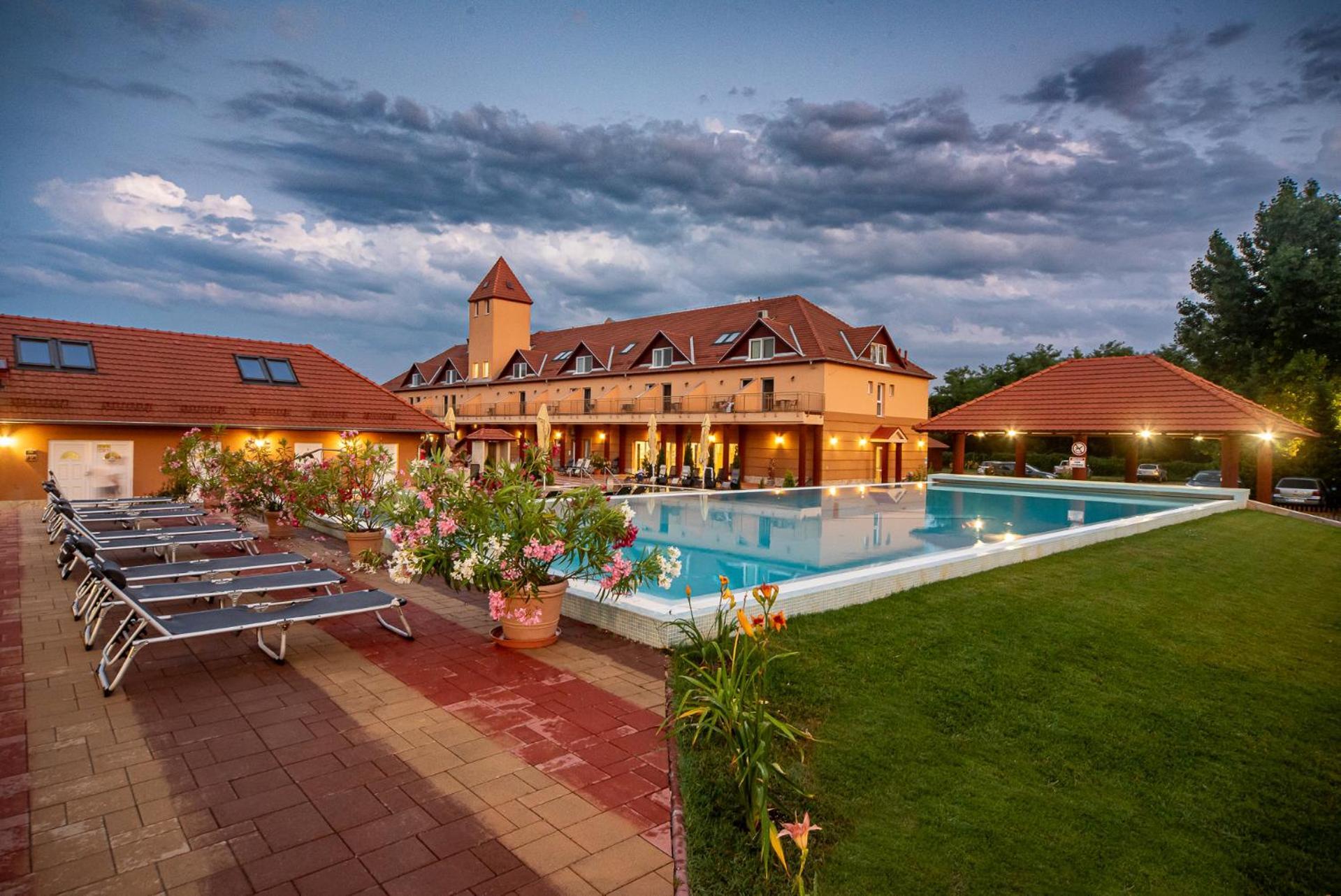 Tapioszecso Termal Hotel Vesta מראה חיצוני תמונה