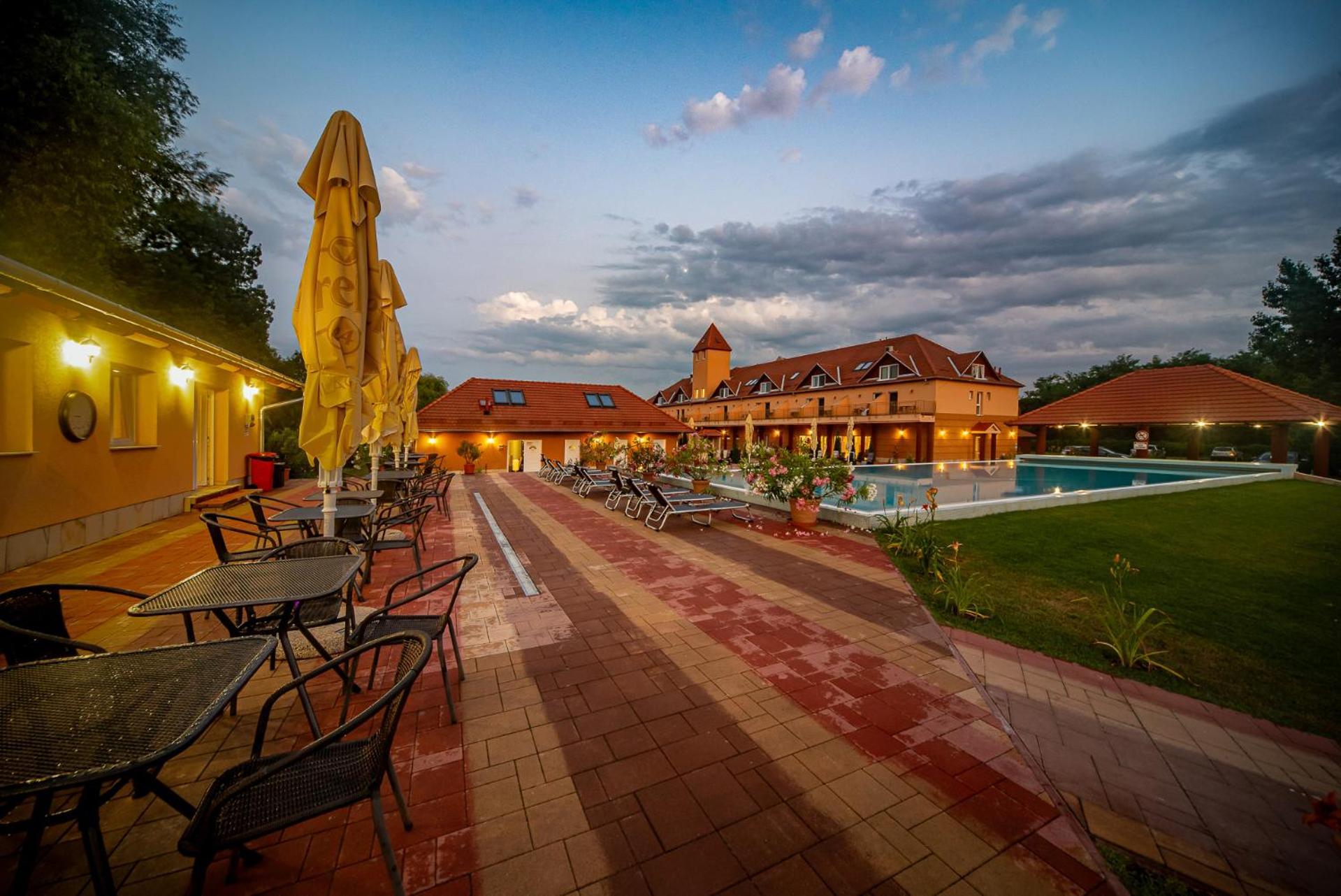 Tapioszecso Termal Hotel Vesta מראה חיצוני תמונה